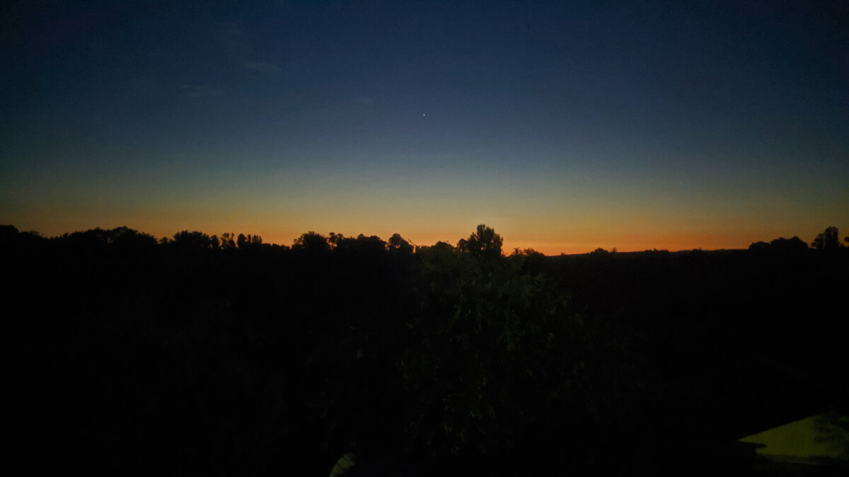 Зато теперь есть возможность любоваться закатом перед сном