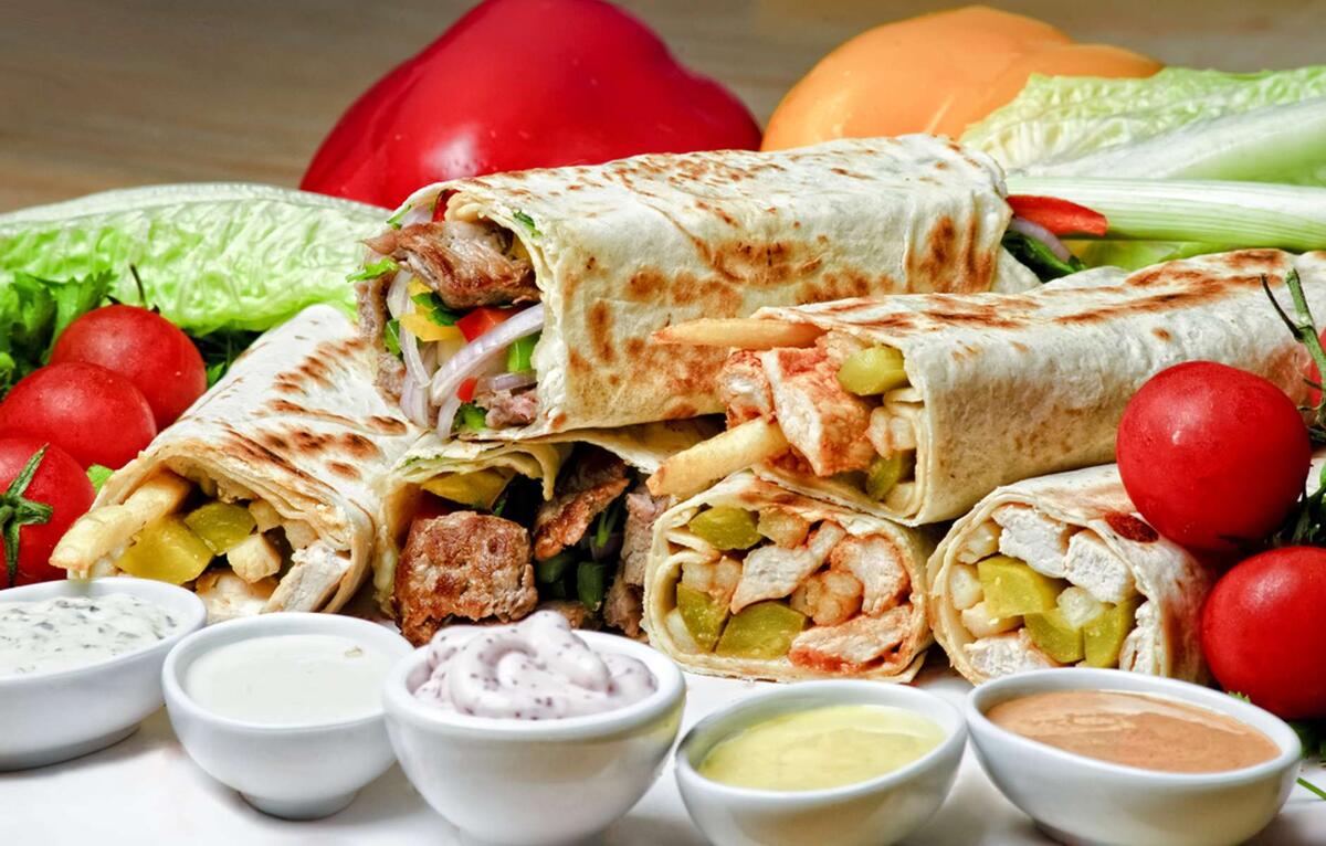 Стол с шаурмой