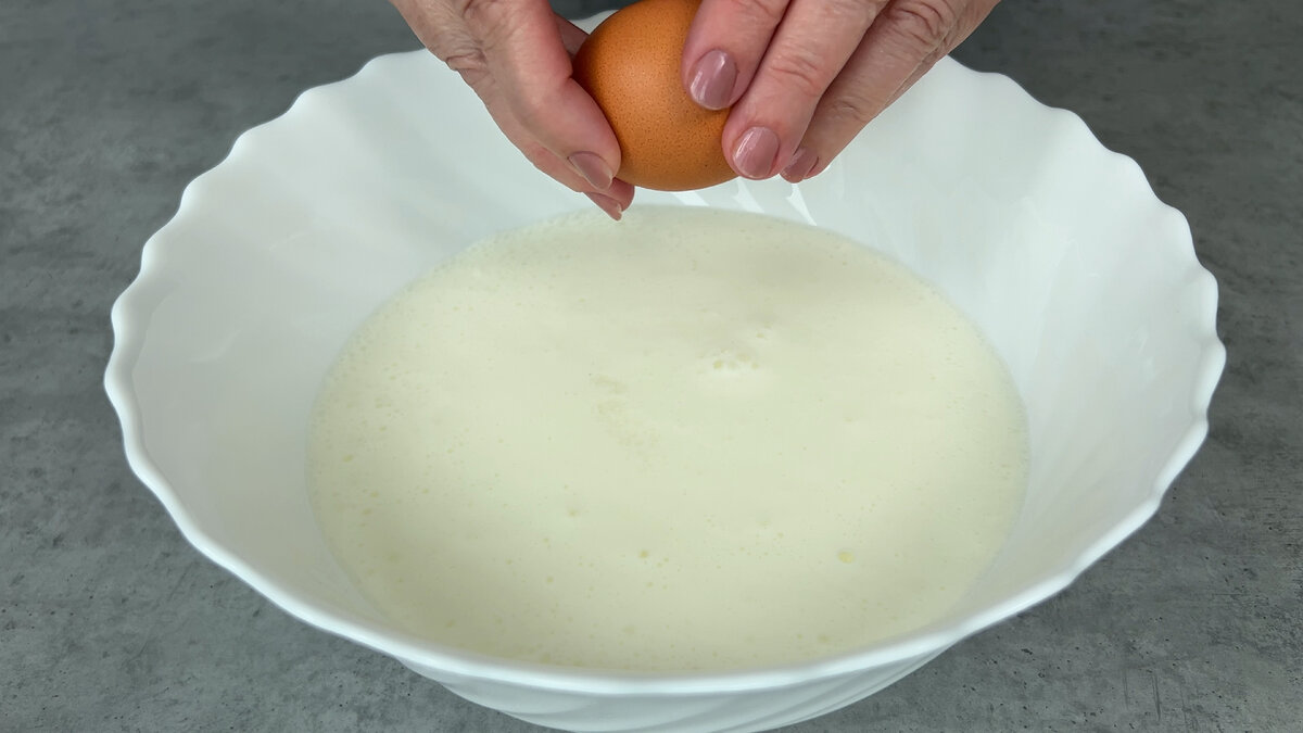 Пирожки с луком и яйцом на сковороде