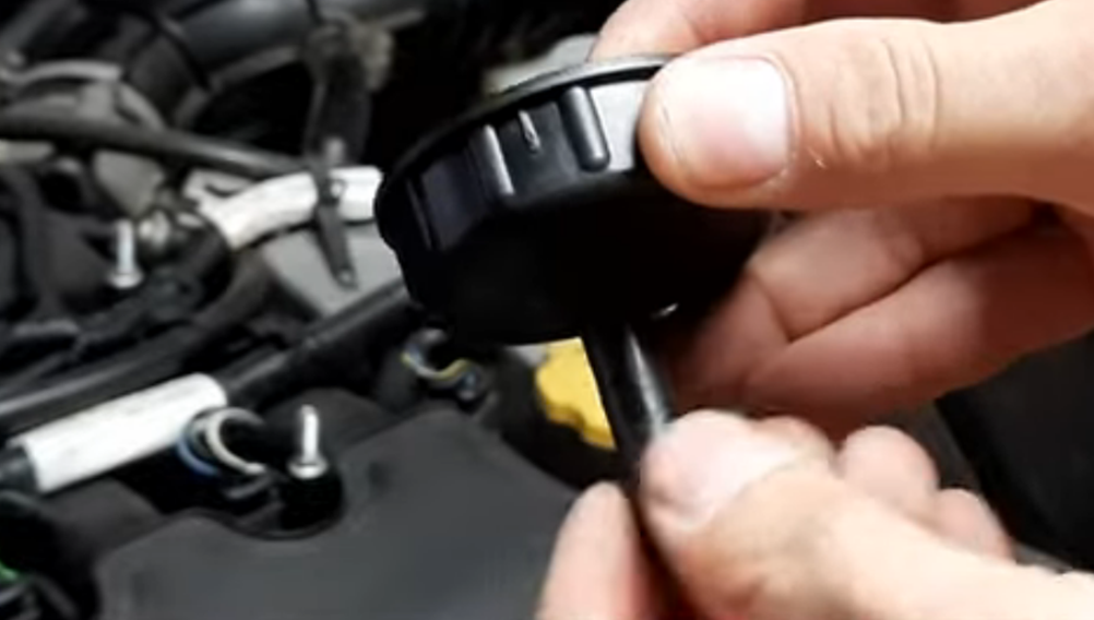 Показываю, как я на Ладе Весте менял тормозную жидкость без помощника ...