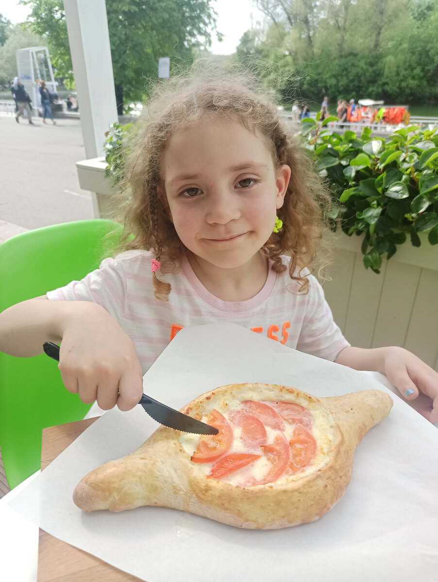 Ещё горяченький хачапури