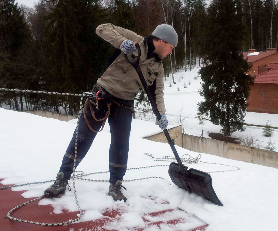 Уборка снега с крыши частного дома промышленными альпинистами