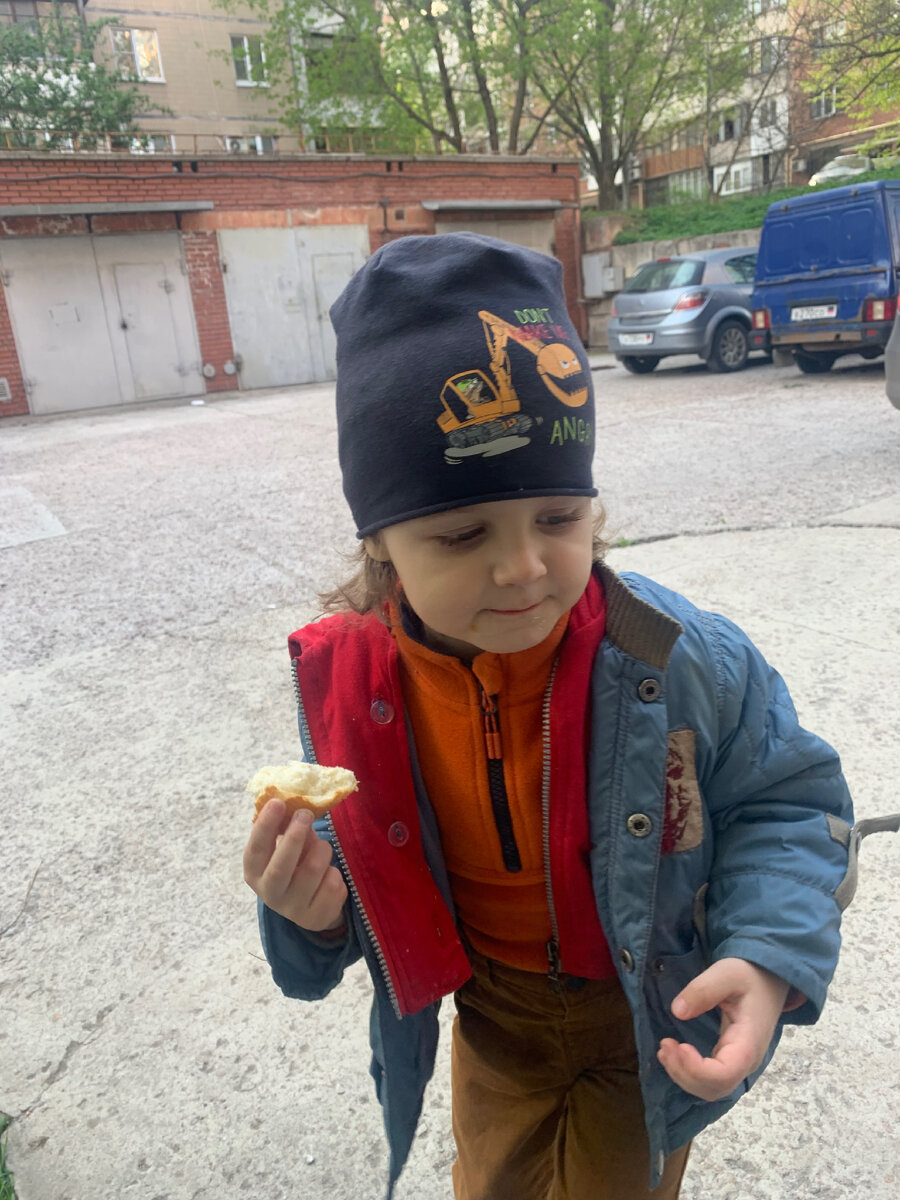 Знакомьтесь - это Миша . Он любит булки, конфеты и просто обожает мороженое. Мише на конфетки можно перевести сюда: 2204 1201 0881 8911