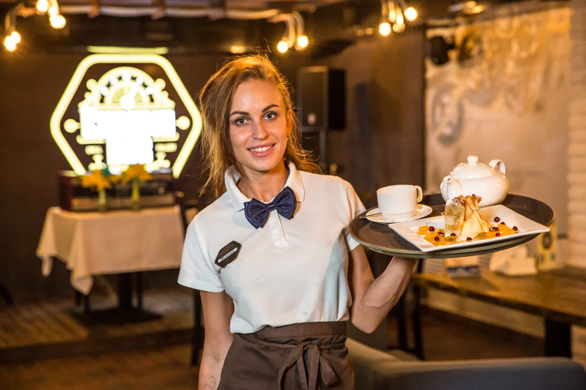 Waitress restaurant. Официант. Красивая официантка. Официант в ресторане. Официантка в ресторане.