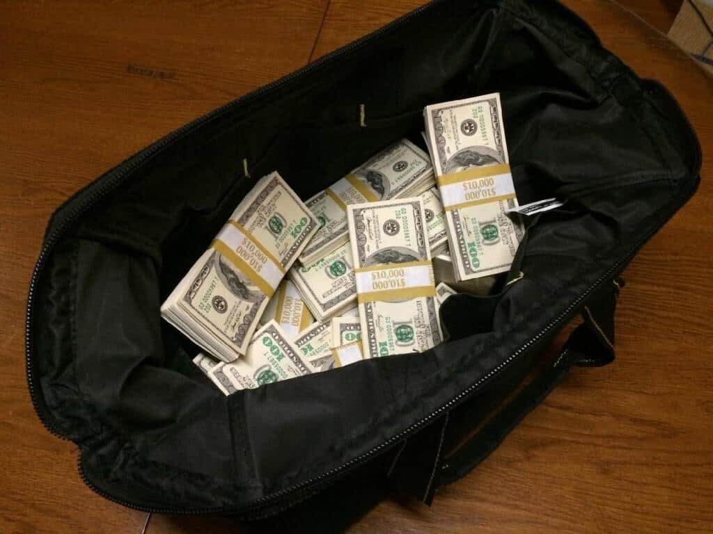 Полный чемодан денег