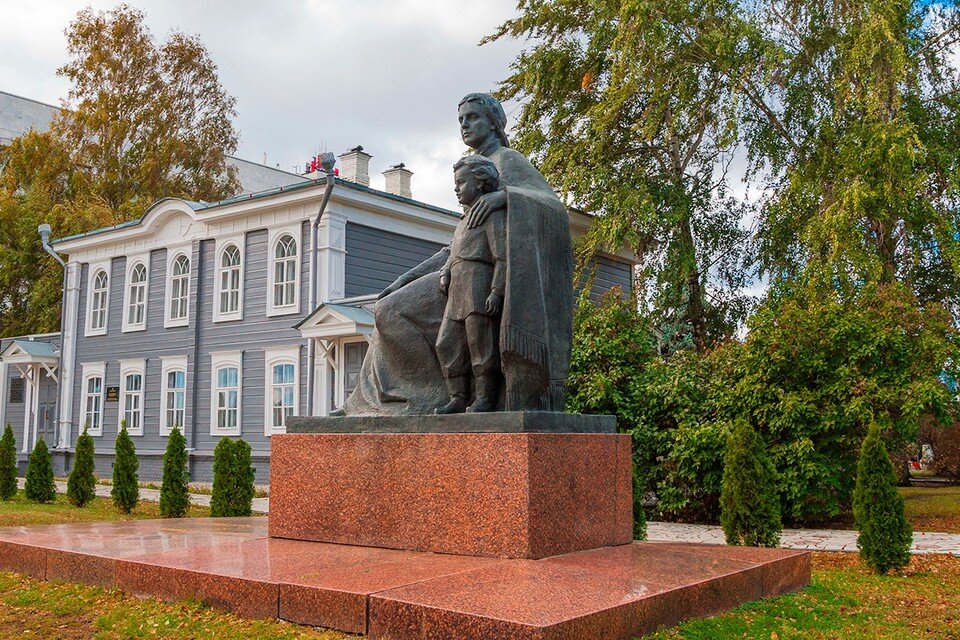     Скульптура "Володя с матерью Марией Ульяновой" в городе Ульяновске.  Shutterstock