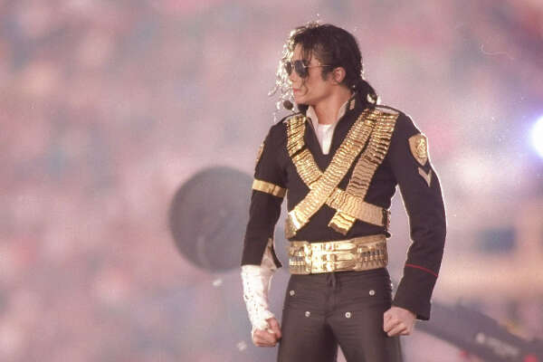 Менять мир, и не только вокруг себя, – занятие для звезд первой величины. Майкл Джексон изменил не только ландшафт поп-музыки, поднявшись над ним как недосягаемая вершина.-2