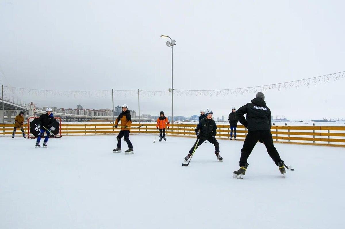 Каток у «Газпром Арены». Фото: Telegram-канал «Газпрома»