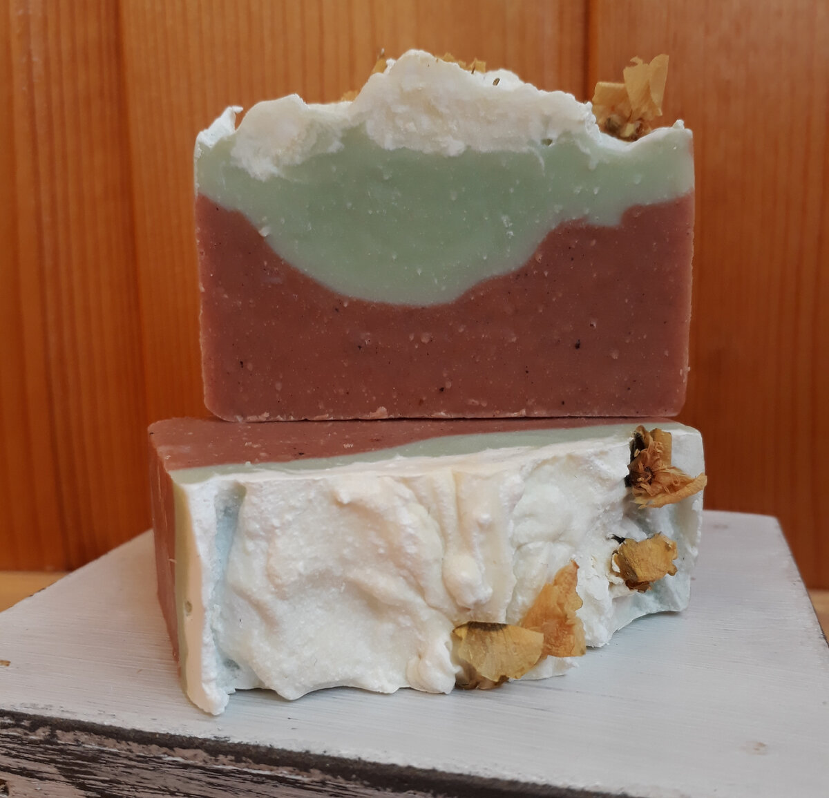 С красной глиной.