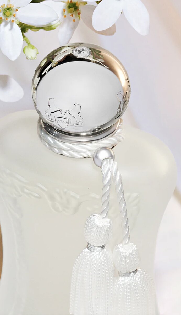 Нежность аромата VALAYA заточена во флаконе прозрачного матового цвета