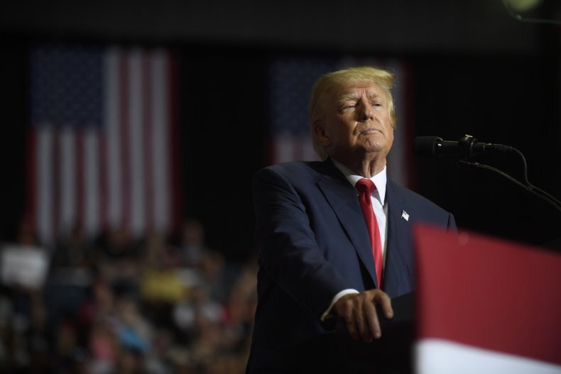 Виден бывший президент Дональд Трамп. В зловещем и расплывчатом сообщении Truth Social на выходных Трамп предупредил о серьезной опасности для страны в будущем, вызванной нынешним руководством. ДЖЕФФ СВЕНСЕН / GETTY IMAGES
