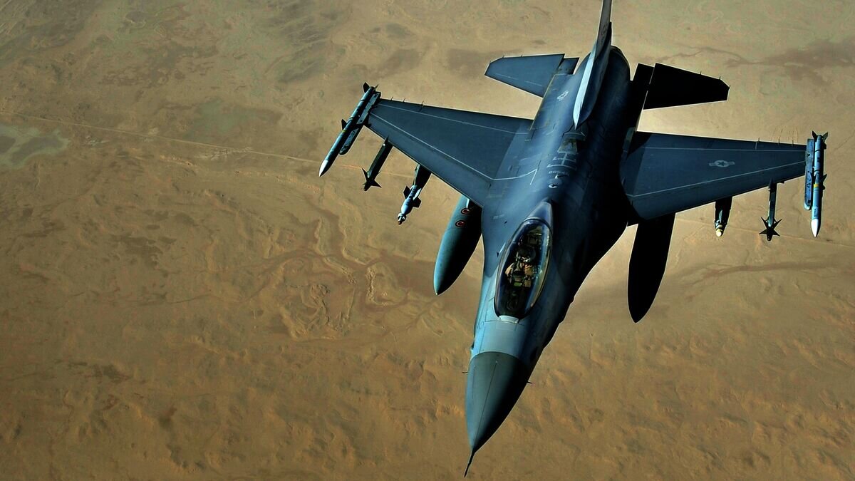    Истребитель ВВС США F-16 над территорией Ирака© Фото : Master Sgt. Cecilio Ricardo