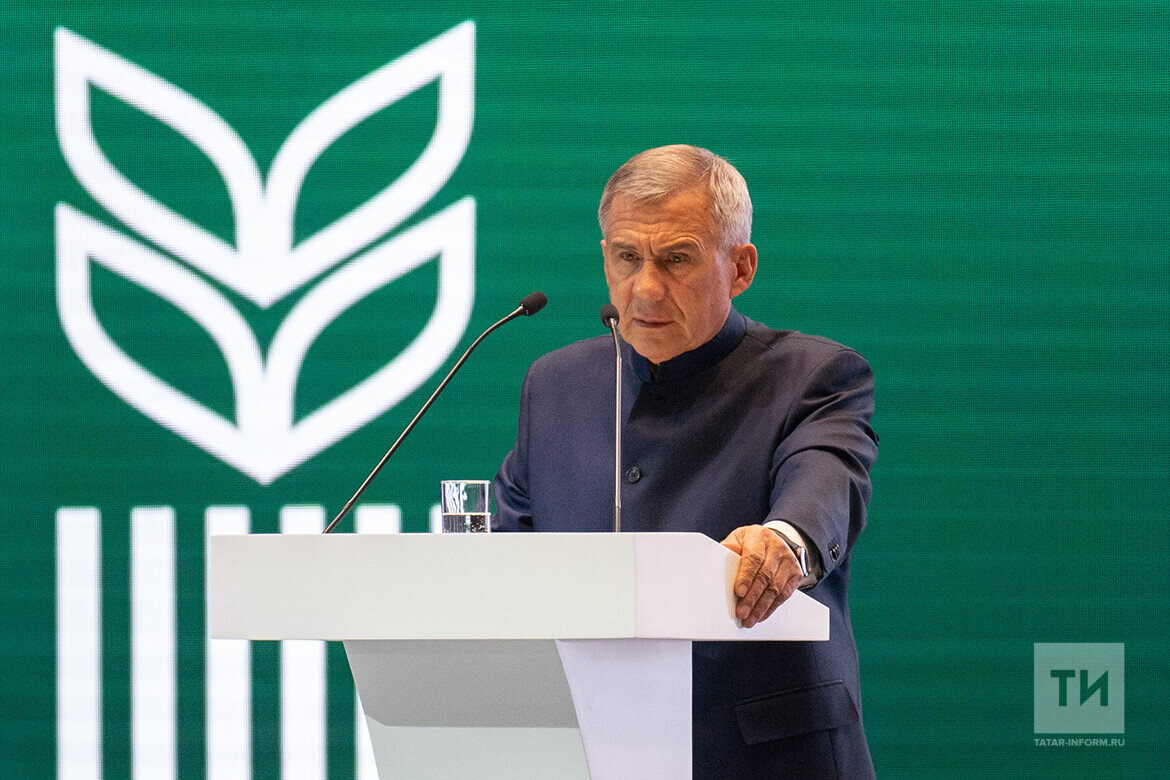 ​Рустам Минниханов заявил, что на сегодня необходимо своевременно и успешно организовать весенне-полевые работы. Фото: © Владимир Васильев / «Татар-информ»