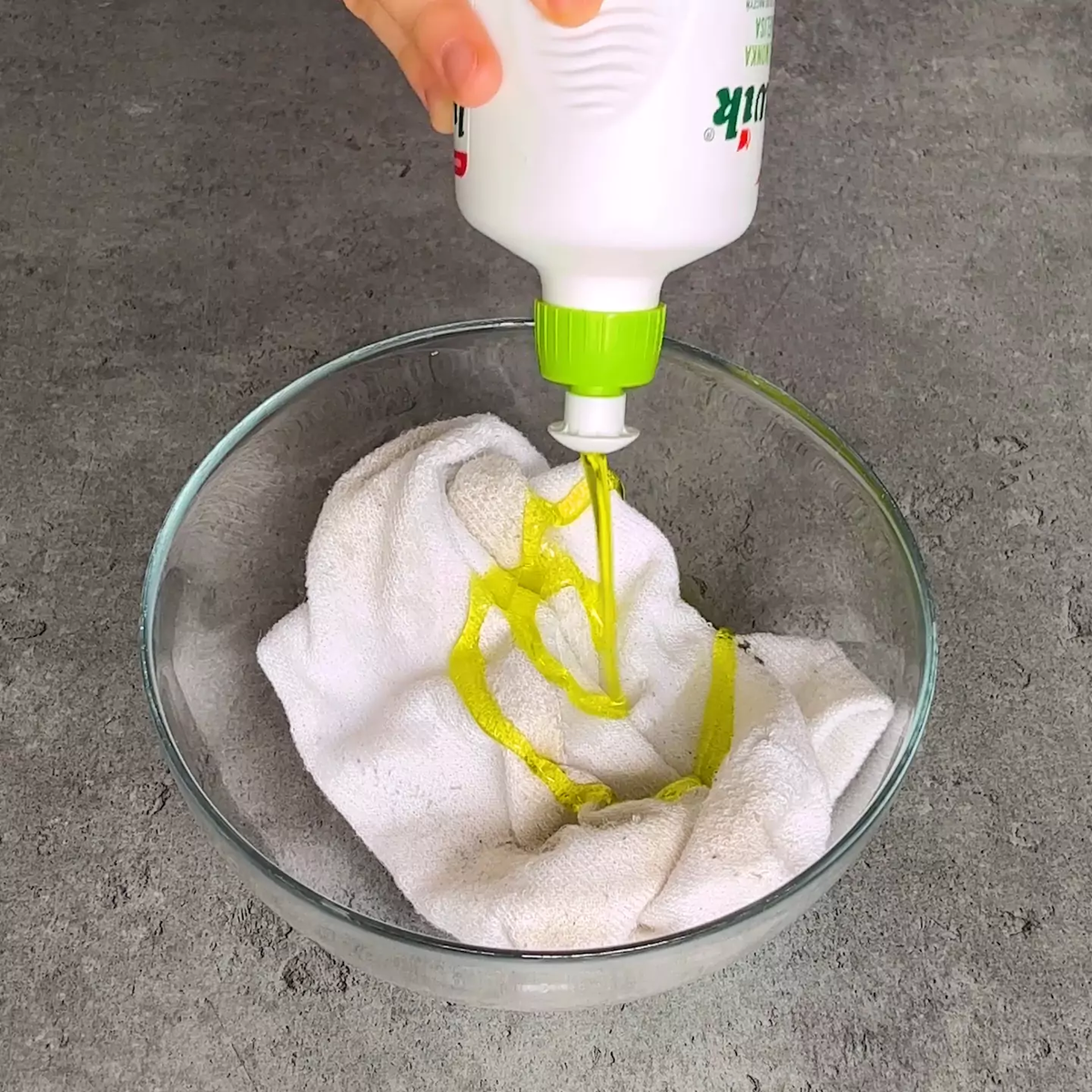 Cualquiera que use calcetines blancos a menudo sabe lo difícil que es mantenerlos suaves y blancos. Con el tiempo, adquieren un feo tinte gris, se cubren de bolitas y, en general, tienen un aspecto desordenado.-4