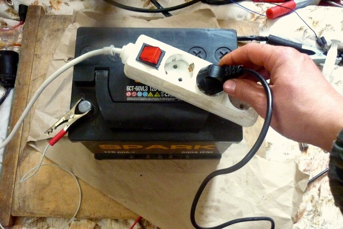 машинный аккумулятор. зарядка для акб автомобиля хонда. аккумуляторная батарея в машине. судовые аккумуляторные батареи. аккумулятор от машины дома.