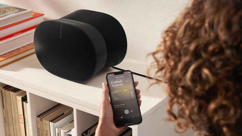    Внешний вид Era 300. При желании ее можно прикрепить к стене или к потолку. Фото: Sonos