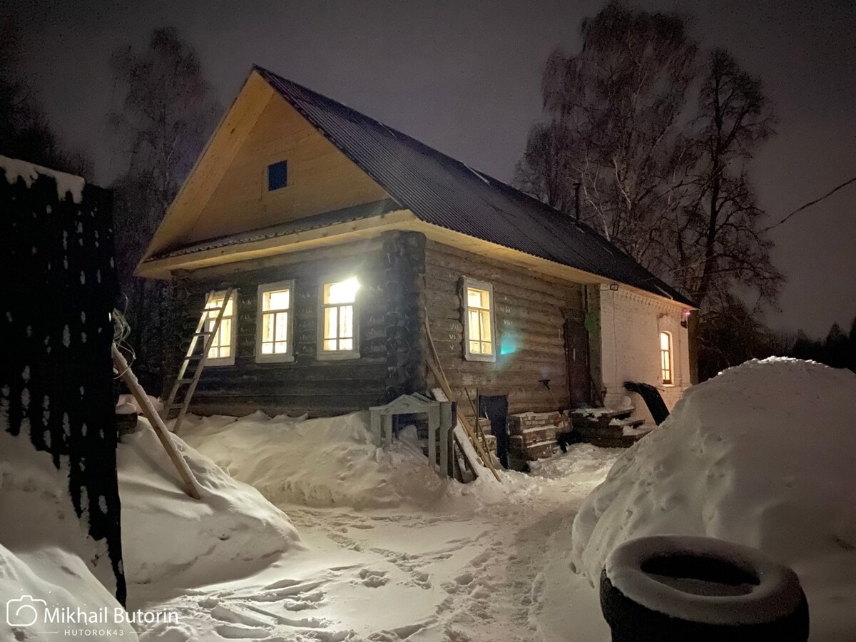 Тут видно заваленный снегом цоколь.