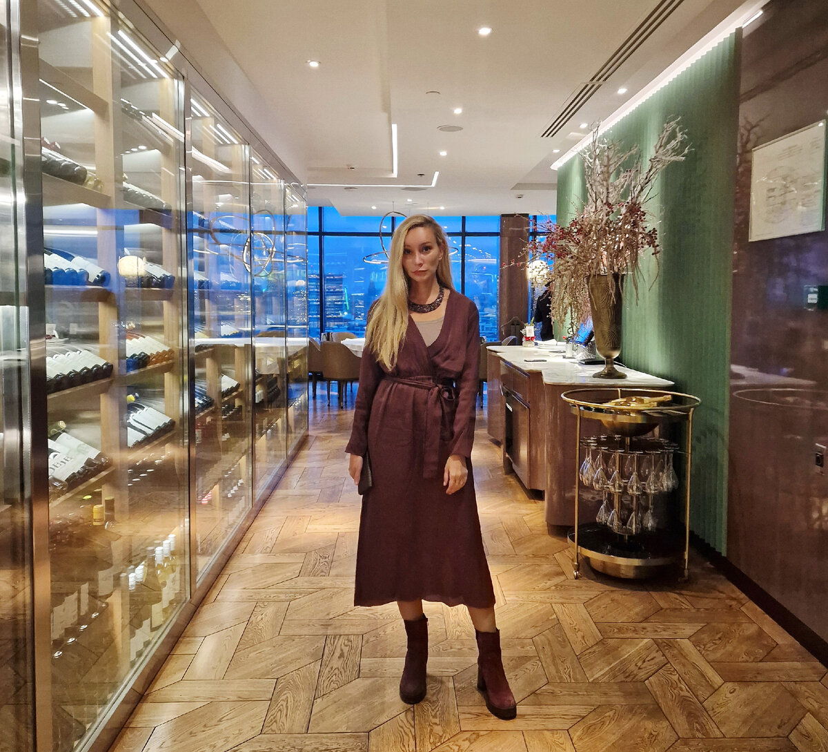 Между лифтом и винным шкафом