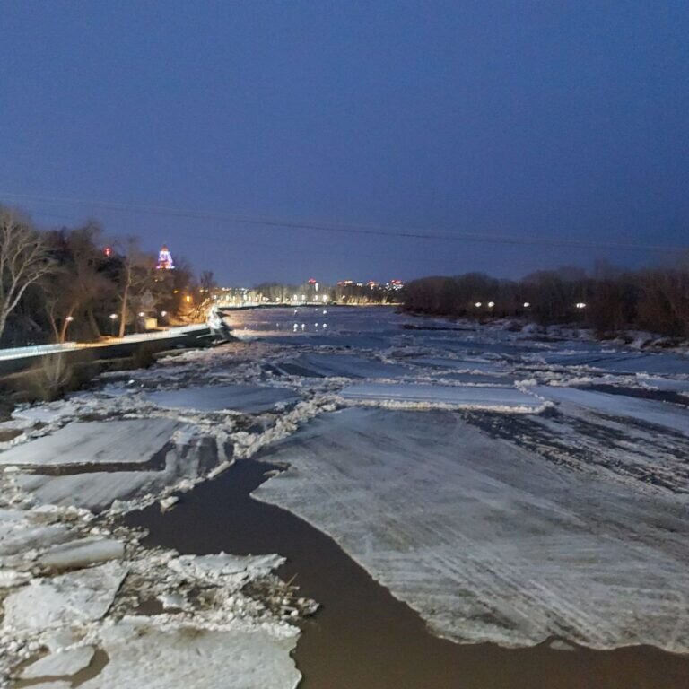    На реке Урал у Оренбурга начался ледоход Белов Михаил Александрович