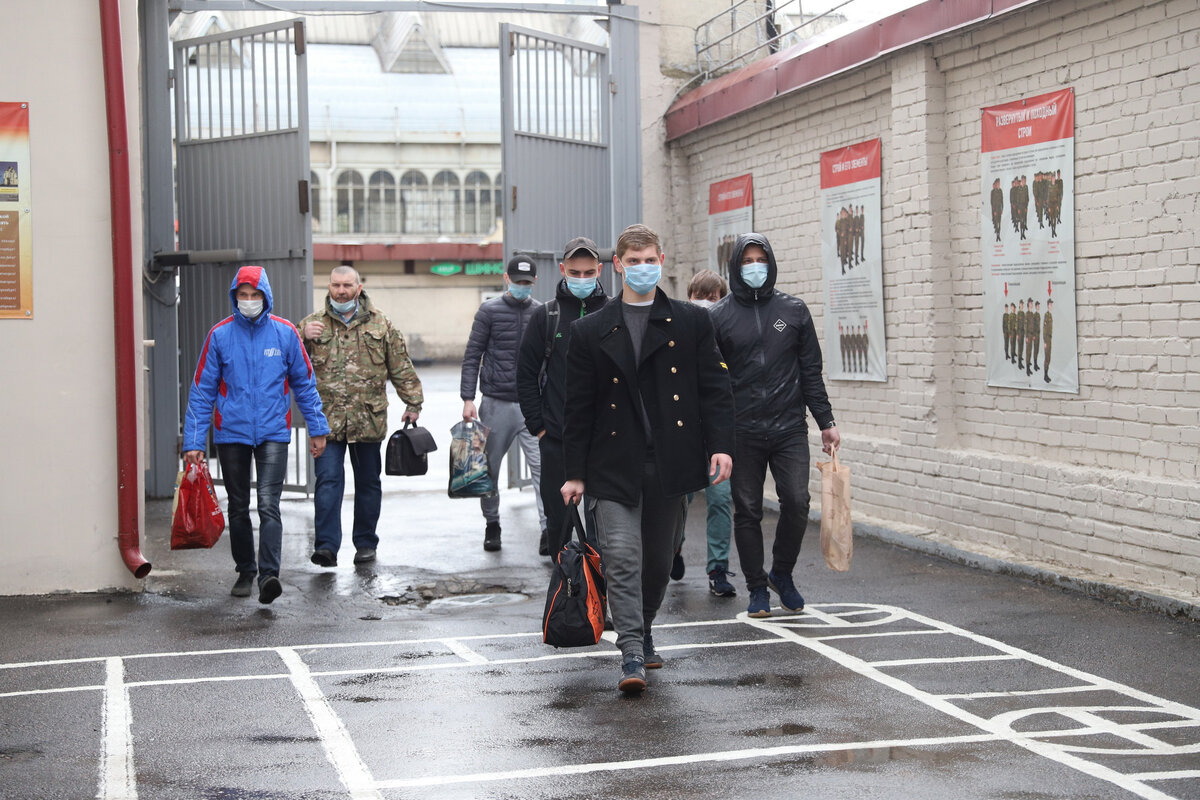 В Петербурге военкоматы не успевают разносить повестки. Читайте на  