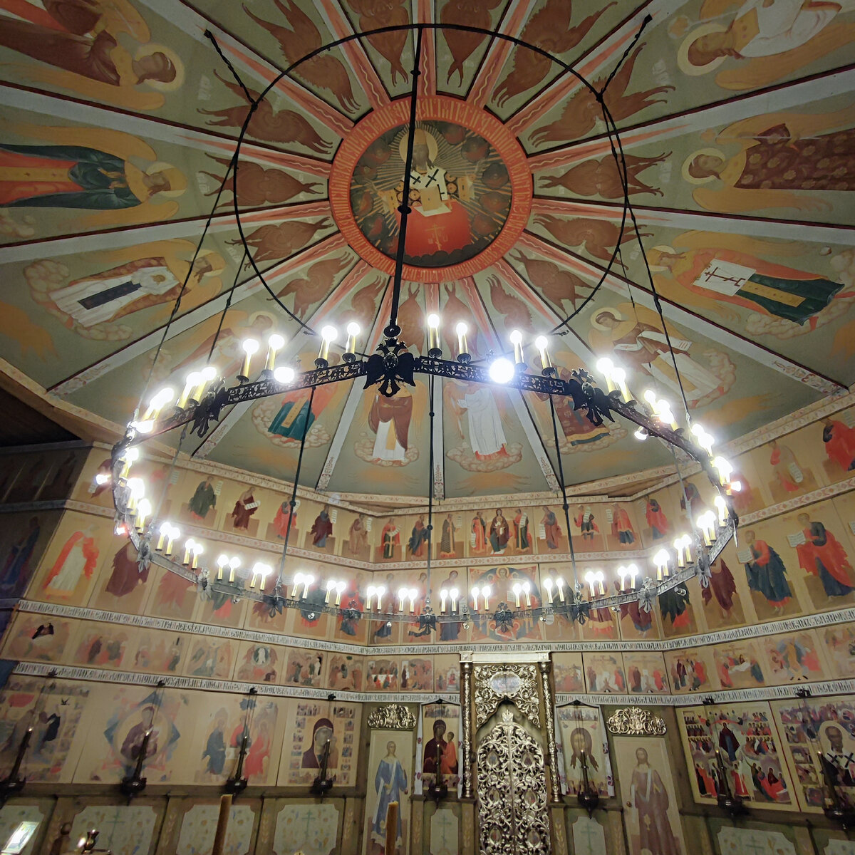 конструкция "Небо" (потолочные перекрытия в форме пологой пирамиды) в центре Христос от него отходят вниз иконы ангелов.