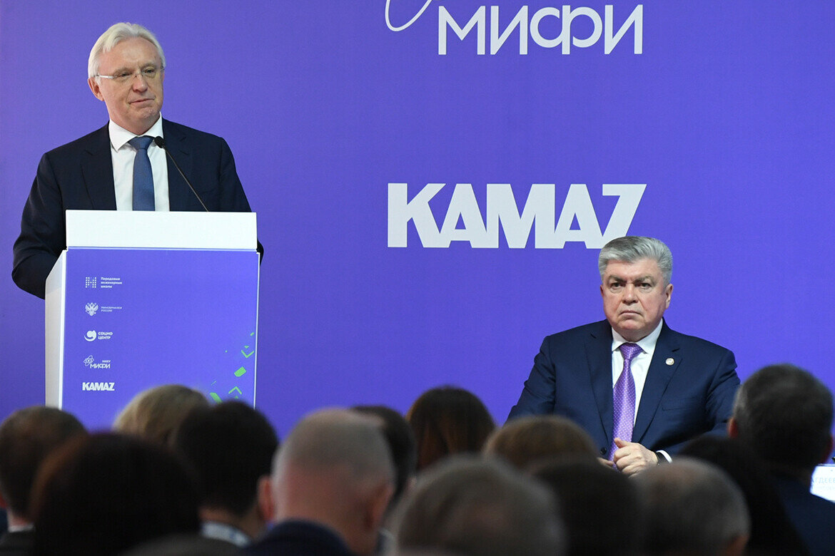 ​Сергей Когогин подчеркнул важность тесного взаимодействия бизнеса и образовательных учреждений. Фото: rais.tatarstan.ru