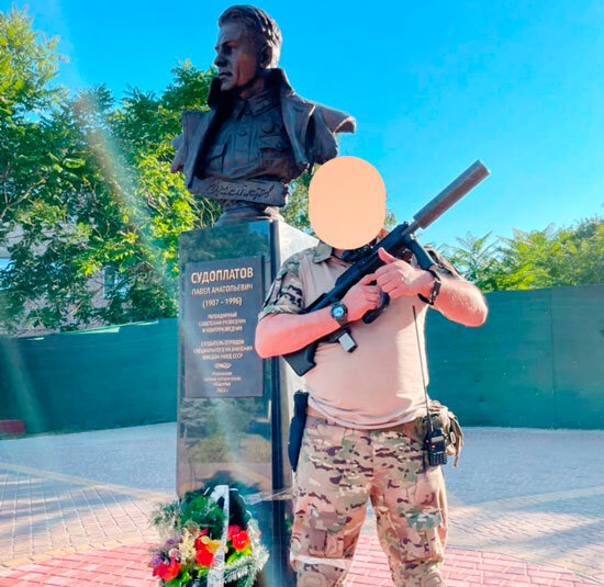 Боец какой-то из силовых структур, в Мелитополе у бюста Судоплатову. Steyr AUG под патрон 9х19 мм Парабеллум (фото из открытых источников) 