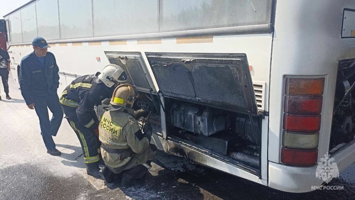     Загорелся автобус сегодня в полдень на Оренбургском тракте в Уфе. В салоне находились 50 детей, сообщили в пресс-службе МЧС.