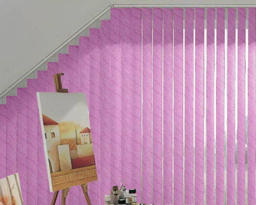 Вертикальные жалюзи,  наклонная система в ткани Бали Малина