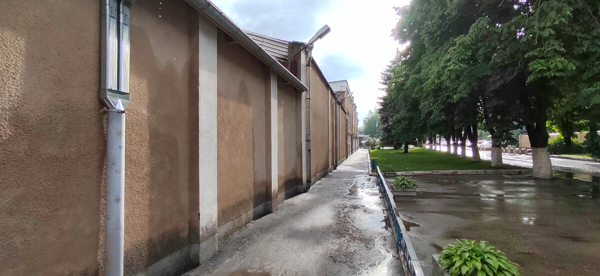 Кто бы мог сказать, что за этими стенами спрятался православный храм? 