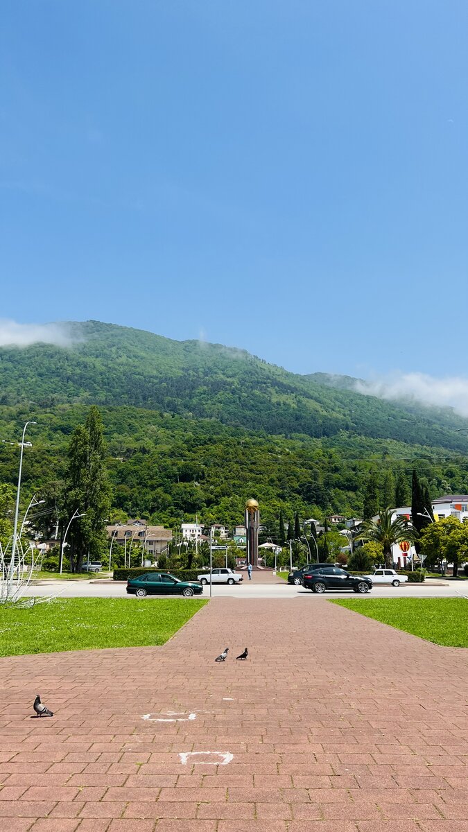 Гагра. Парк Славы. В парке стоят таблички, что посещение в купальниках/плавках запрещено. 