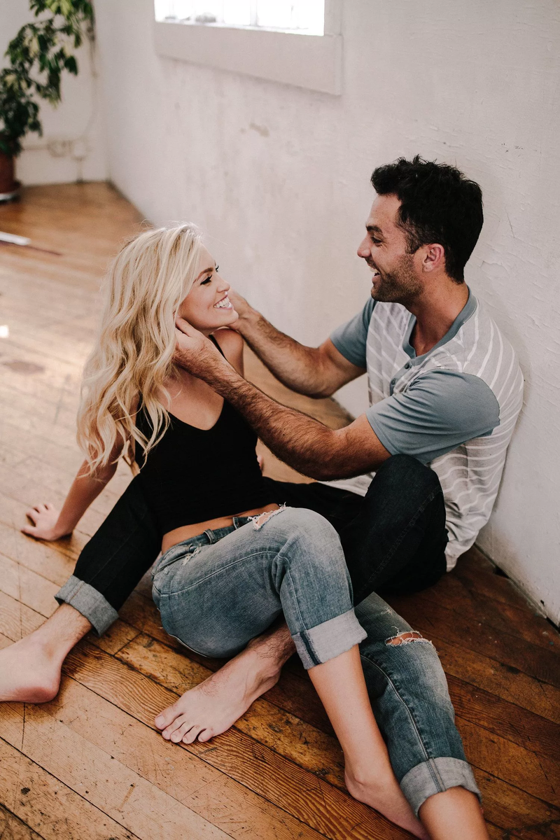 Как женщина держит мужчину на поводке?