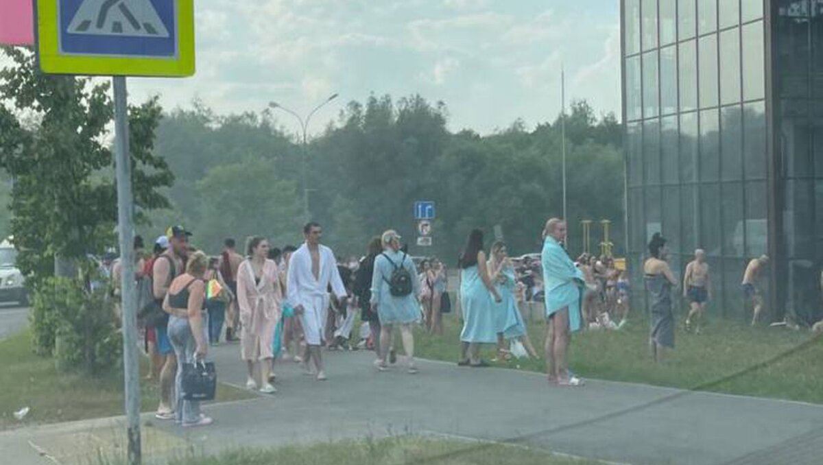     Пожар начался вечером в субботу, 17 июня, в торговом центре «Галерея» в подмосковном Видном. Очевидцы в соцсетях публикуют фотографии и видео с места происшествия.