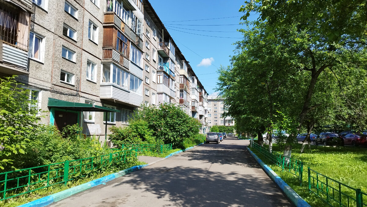 Обычный дворовой проезд на улице Тельмана