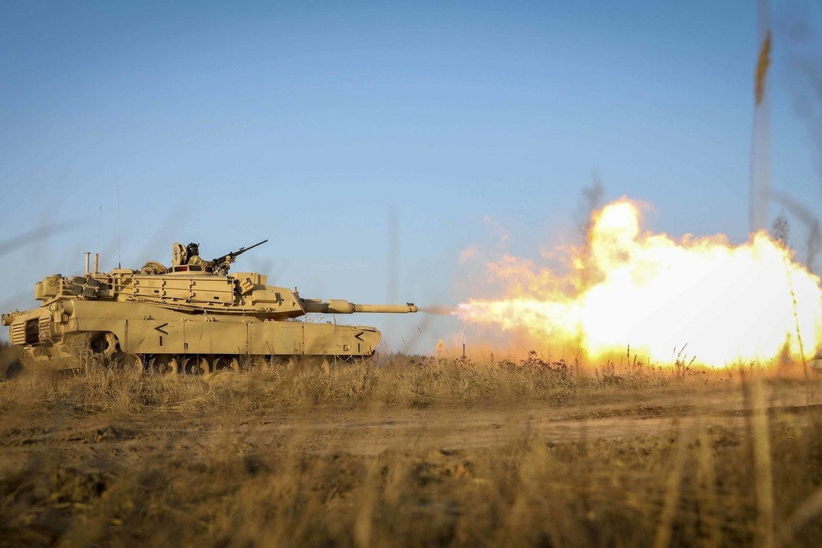 Новость о потенциальной передаче стране 404 танков «Абрамс» вызывают ряд вопросов, один из которых мы уже рассмотрели – снаряды для M1 Abrams и их поражающие возможности.