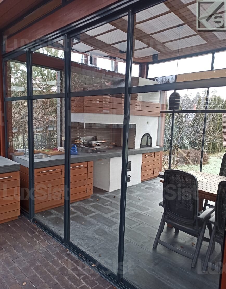 Летняя кухня с раздвижным остеклением от LuxSist.