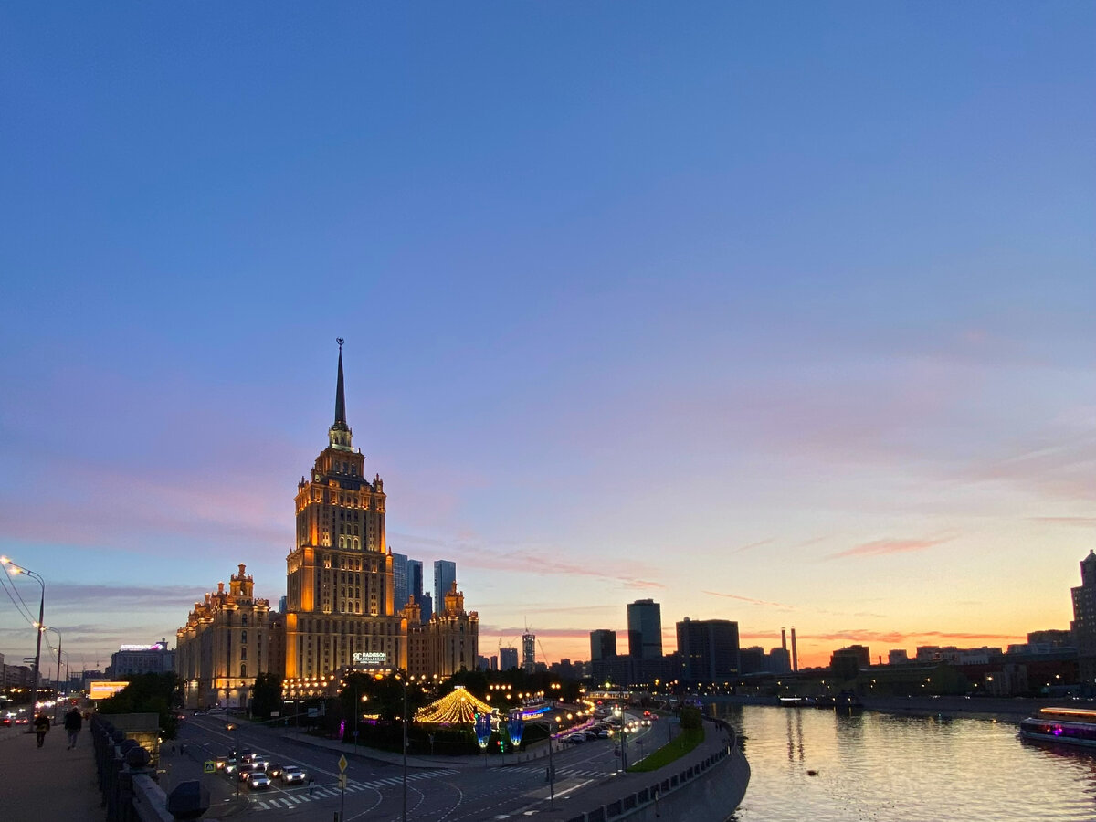 Фото автора канала. Вид с Новоарбатского моста на Radisson Collection Hotel.