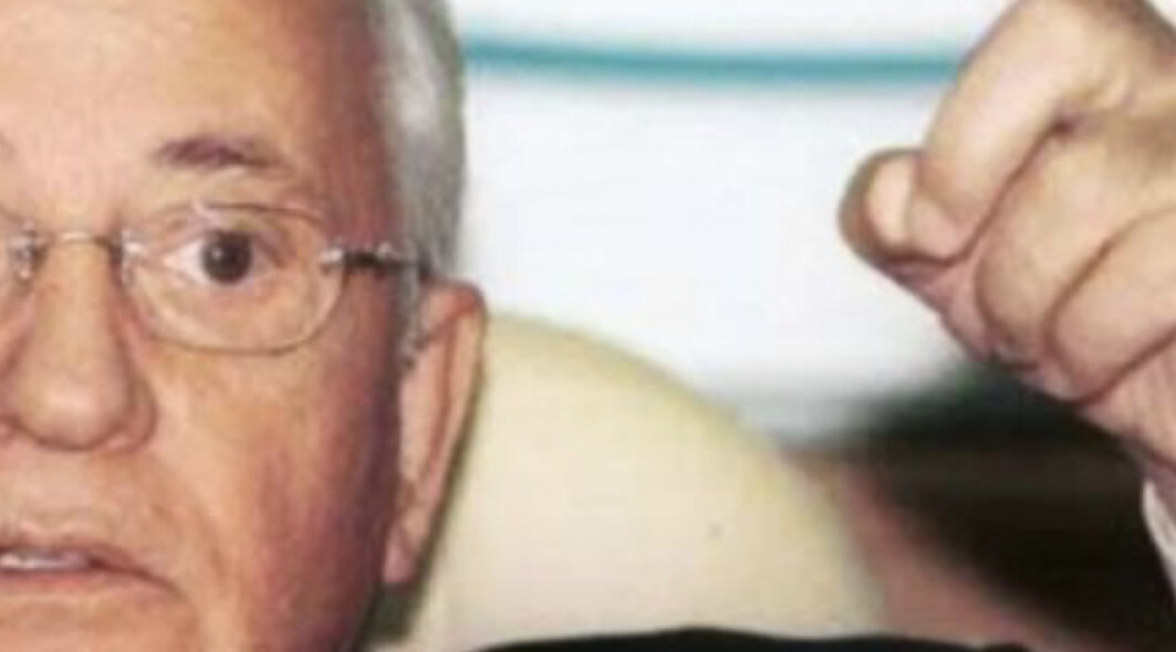 Горбачев признался зачем он развалил СССР. Экс-президент СССР Михаил Горбачев признался, что не снимает с себя долю ответственности за распад СССР.
Реформировать, обновить Союз было необходимо и возможно. С запозданием, но мы пошли именно по этому пути. Если бы все участники этого процесса проявили ответственность, то, я уверен, он дал бы результат: у нас были бы сильные, действительно суверенные республики и сильный, эффективный центр, действующий в их общих интересах. Но решить эту задачу мы не смогли. Я не снимаю с себя свою долю ответственности, — признался Горбачев в интервью. При этом, как подчеркнул политик, его совесть чиста.

Я отстаивал Союз до конца, действуя политическими методами, объяснил Михаил Сергеевич. Он признался, что и тогда, и сейчас убежден: действовать силовыми методами было нельзя из-за угрозы начала военных действий.