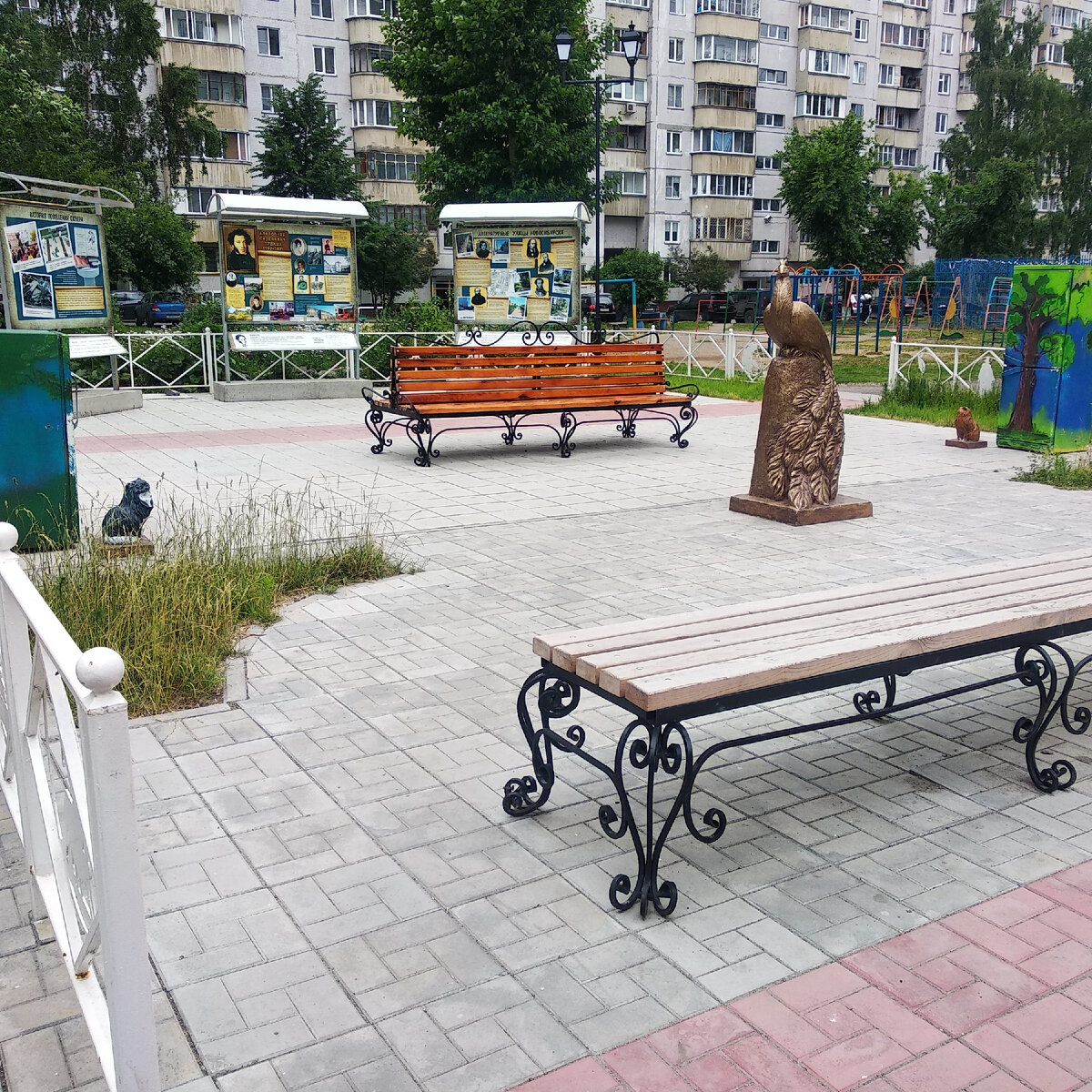 Литературный сквер в спальном районе.