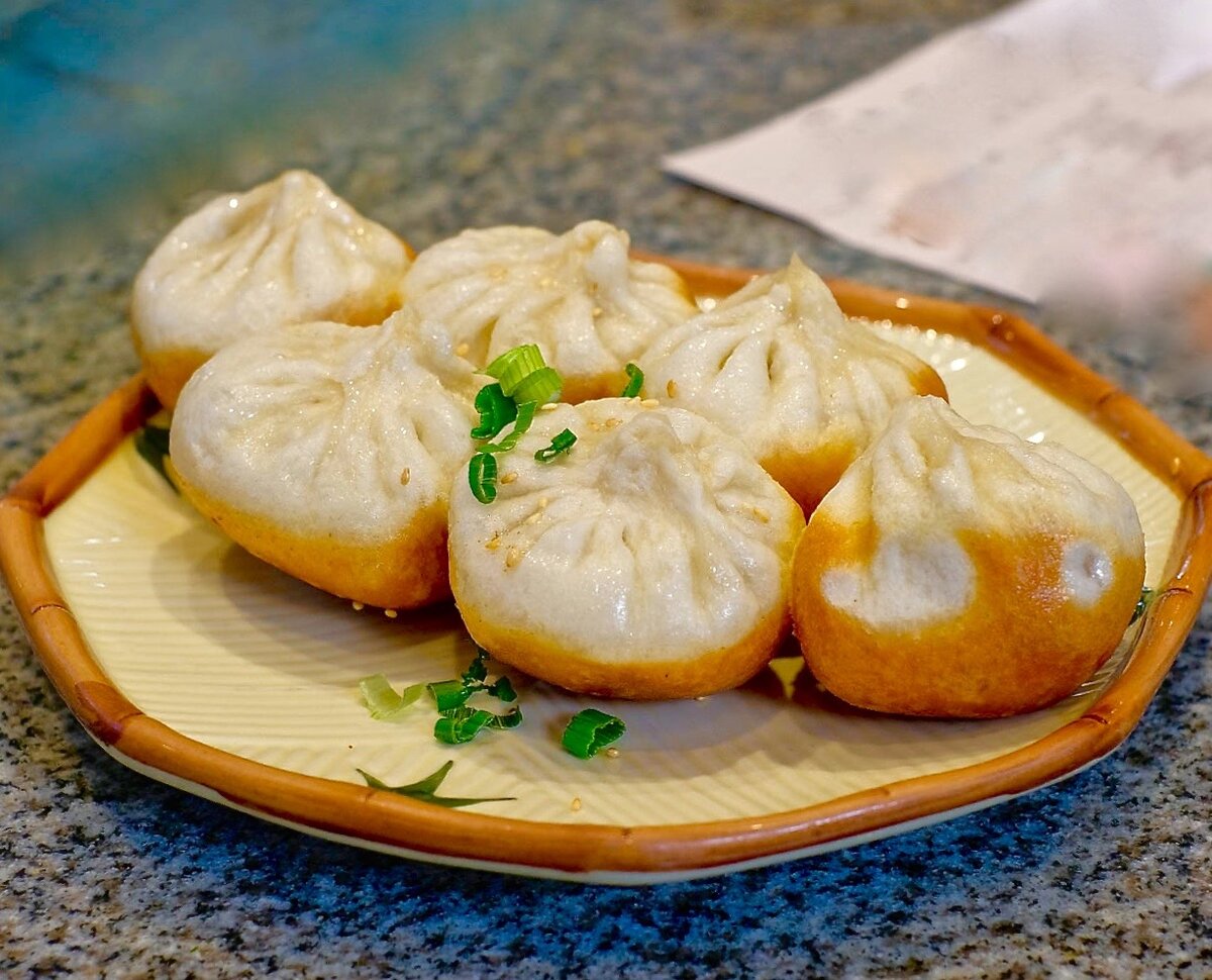 Пельмени китайские, жаренные в сковороде.