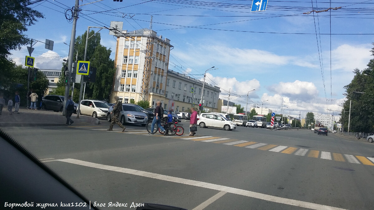 Обратите внимание на образцовую семью велосипедистов - они пересекают регулируемый пешеходный переход правильно. Автор фотографии kua1102