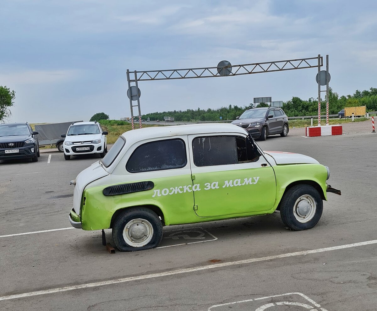 "Ложка за маму" - сеть столовых с вкусной и не дорогой едой, встречающихся после Каменска-Шахтинского, подъезжая к Ростовской области