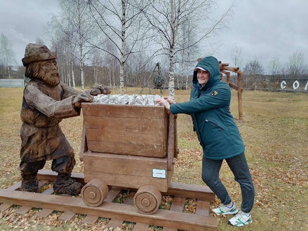 В далеком прошлом значение соли было куда выше, чем в настоящее время. Соль очень ценилась, кое-где даже была заменой денег. Из-за соли велись войны, на месте добычи соли возникали города, а чтоб её возить и дороги. Более того, в истории известны случаи соляных бунтов, когда на неё повышали налог. Например, в Древней Руси первая же попытка киевского князя Святополка II в 1113 году ввести налог на соль привела к восстанию и, в конечном счете, к смене власти, или в 1648 году подъем акциза на продажу соли вызвал московский соляной бунт. А раз мы оказались в самом настоящем городе Соли на Каме, было бы просто не правильно не заехать в единственный в России солеваренный завод-музей под открытым небом. Кстати, более того, это первый завод-музей Урала, да и России (Демидовский завод в Тагиле стал музеем лишь в 1987 году, а Северская домна в Полевском - уже в наше время). 