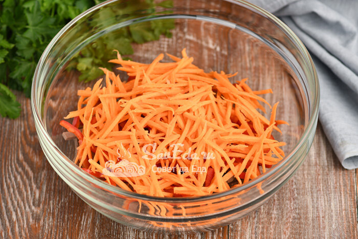 Теплый салат из печени с морковью