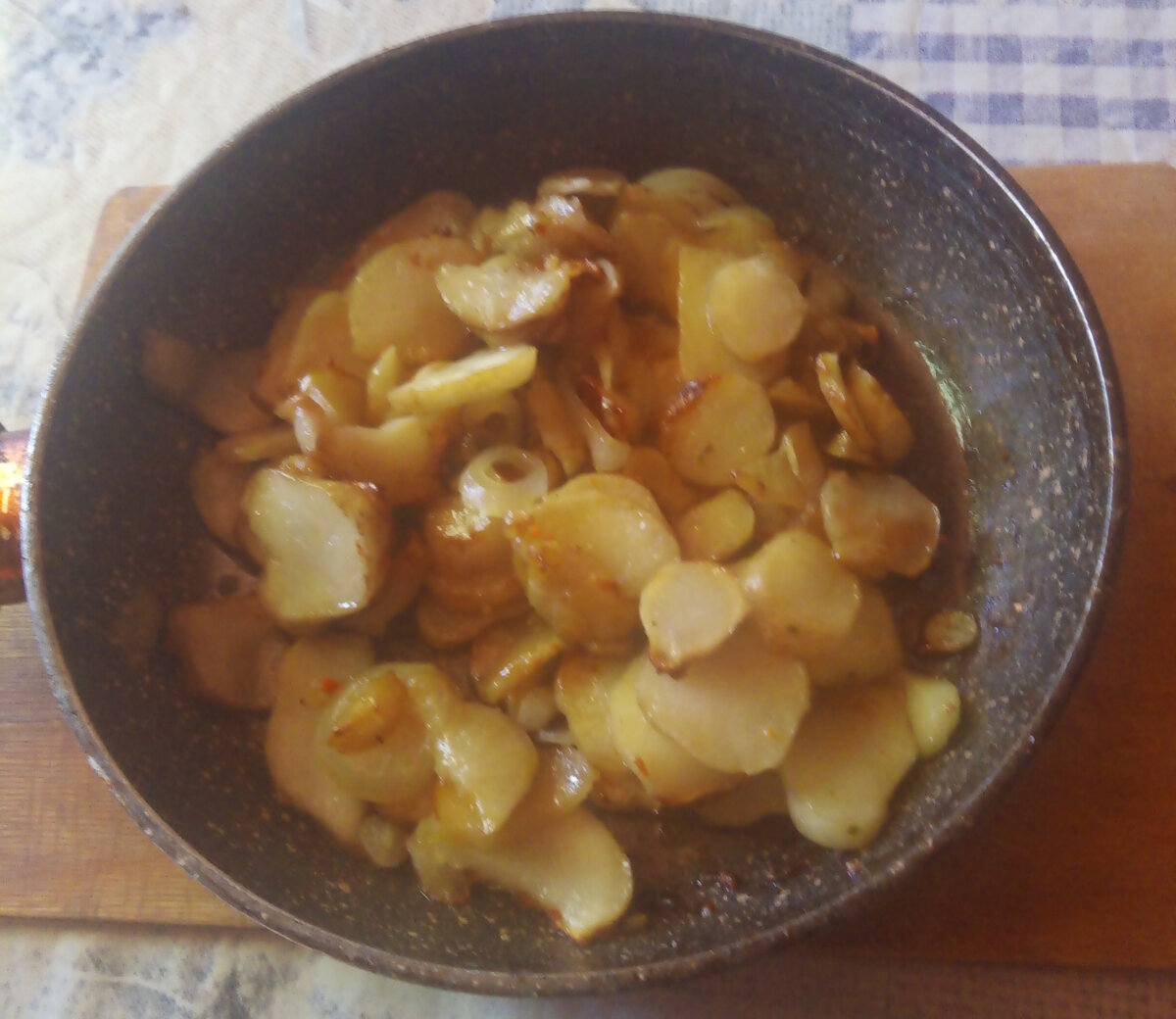 Топинабуры жареные на сковородке 11:26. Съемка без вспышки.