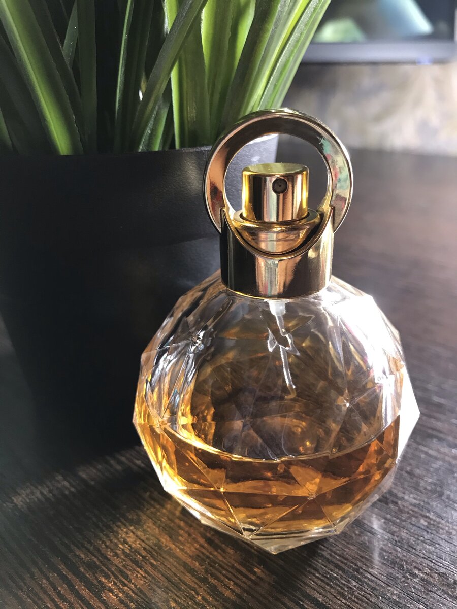 Красивый и снятый Oriflame Precious. Аналогов не найти. Ближайший для меня по настроению Doriane Yves de Sistelle