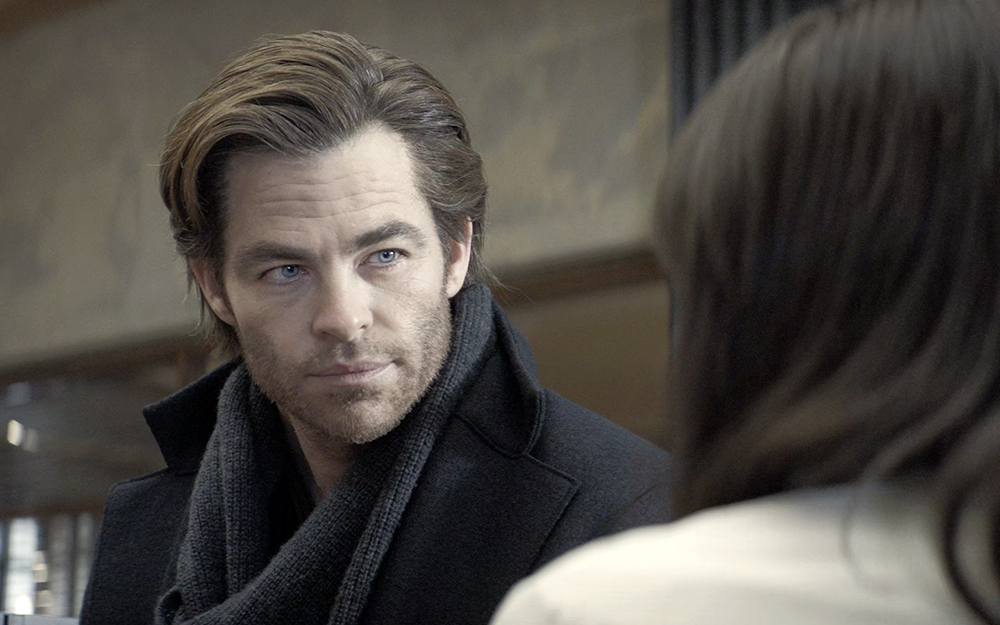 В шпионском триллере «Все старые ножи» Крис Пайн становится очень похож на Пирса Броснана