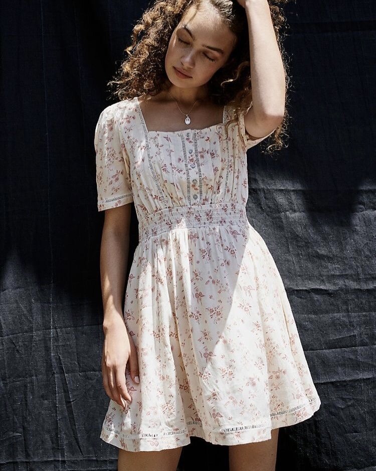 Нежное платье в мелкий цветок 
