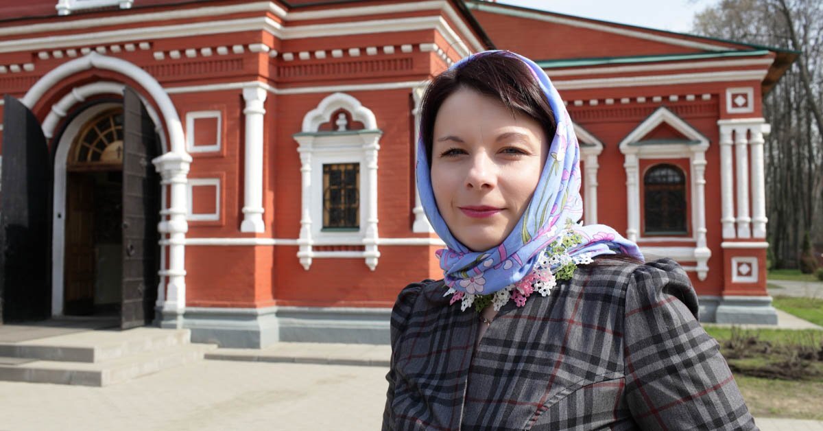 Православная девушка. Женщина в храме в платке. Православные женщины в платках. Православная девушка в платке.