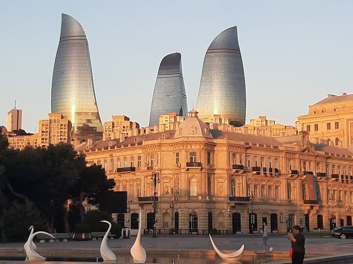 Азербайджан в сентябре. Огненные башни в Баку. Пламенные башни в Баку информация для детей. Азербайджан картинки.